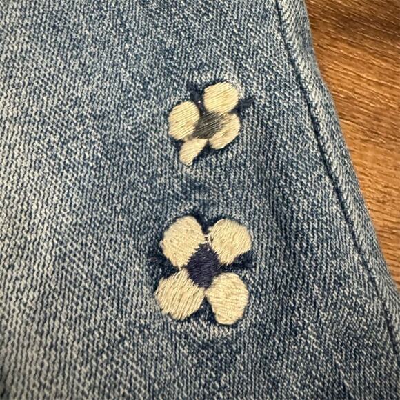 Lucky Brand Sweet Straight Jeans Embroidered Flowers Size 6 Distressed Hem READ - Picture 3 of 14